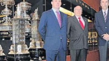 <b>UN MUSEO CON MÁS TROFEOS</b>. Alonso, Albarracín y García Abásolo (de izquierda a derecha) posan en el museo rojiblanco. La creación de este espacio y la próxima construcción de la ciudad deportiva son dos hechos que enorgullecen a estos dirigentes.