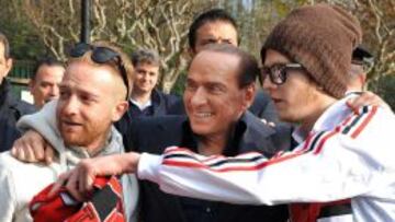 Berlusconi, con unos aficionados del Mil&aacute;n.