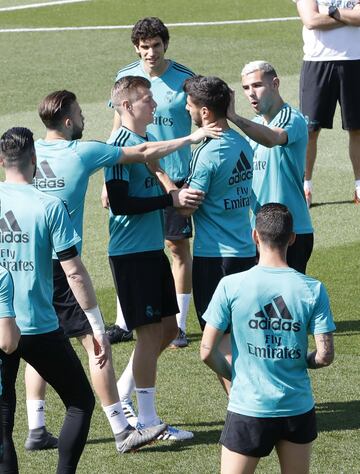 Marco Asensio, Theo Hernández y Toni Kroos bromeando en el entrenamiento. 