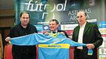 REPITE. Díaz Novoa (derecha) vuelve a dirigir a Asturias.