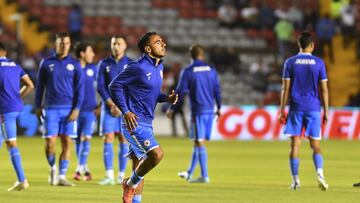 Jugadores de Cruz Azul realizan calentamiento.