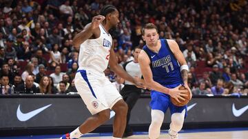 Doncic, ante Kawhi durante el partido