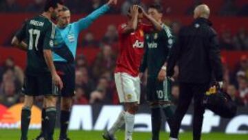 LA EXPULSI&Oacute;N POL&Eacute;MICA. &Ccedil;akir mostr&oacute; la roja a Nani por clavarle los tacos en el costado a Arbeloa el pasado martes en Old Trafford.