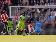 Soccer Football - Premier League - Brentford v Fulham - GTech Community Stadium, London, Britain - April 18, 2026 Fulham's Bernd Leno in action as Brentford's Dango Ouattara misses a chance to score Action Images via Reuters/Andrew Couldridge EDITORIAL USE ONLY. NO USE WITH UNAUTHORIZED AUDIO, VIDEO, DATA, FIXTURE LISTS, CLUB/LEAGUE LOGOS OR 'LIVE' SERVICES. ONLINE IN-MATCH USE LIMITED TO 120 IMAGES, NO VIDEO EMULATION. NO USE IN BETTING, GAMES OR SINGLE CLUB/LEAGUE/PLAYER PUBLICATIONS. PLEASE CONTACT YOUR ACCOUNT REPRESENTATIVE FOR FURTHER DETAILS..
