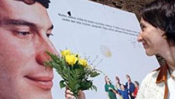 <b>EN EL RECUERDO. </B>La hermana de Ayrton Senna deposita un ramo de flores en un mural del piloto brasileño antes de uno de los homenajes de Imola.