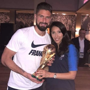 El delantero del Chelsea, Olivier Giroud, lleva casado con su mujer Jennifer desde 2011, y tiene tres hijos con ella. Su matrimonio ha sobrevivido a todo tipo de obstáculos, entre ellos la infidelidad del futbolista que consiguieron superar durante su etapa en el Arsenal.