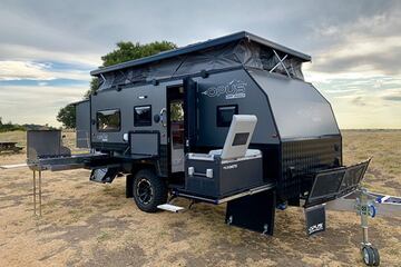 Las paredes exteriores de la OP-15 incluyen un equipamiento desplegable de cocina y nevera para convertir las acampadas en la mejor versión de Masterchef jamás vista. ¿Qué mejor que poder cocinar con la brisa de verano en un atardecer de ensueño rodeado del silencio de la naturaleza y los fogones en marcha? 