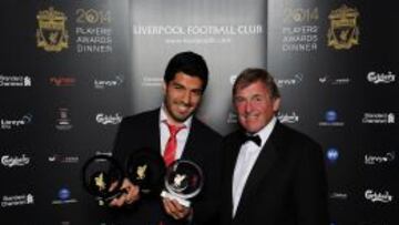 Luis Suárez, con la leyenda Dalglish.