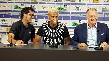 Mariano, en el centro, durante su presentaci&oacute;n tras ser traspasado desde el Real Madrid.