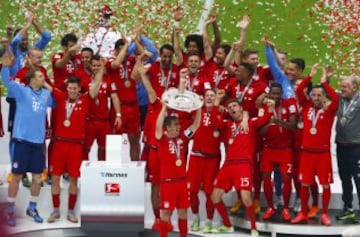 El Bayern celebra el título con ¡Un baño de cerveza!