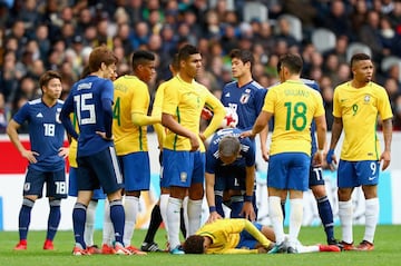 LILLE, FRANCE - NOVEMBER 10:  Neymar Jr of Brazil reacts during the international friendly match between Brazil and Japan at Stade Pierre-Mauroy on November 10, 2017 in Lille, France.  (Photo by Clive Rose/Getty Images)