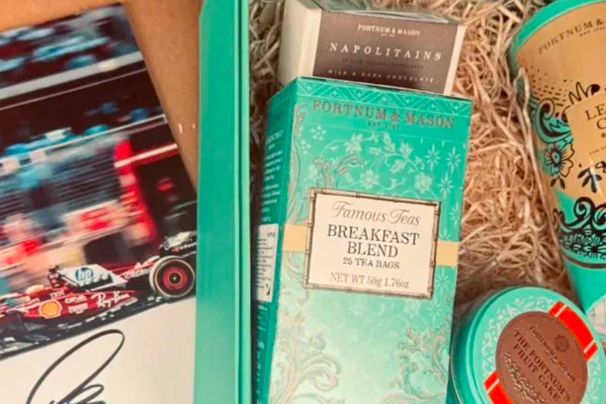 El regalo de Navidad de Lewis Hamilton a más de mil trabajadores de la Scuderia Ferrari.
