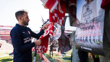 GRAFCAT2305. GIRONA (ESPAÑA), 30/12/2024.- Más de 3.200 personas asistieron este lunes al tradicional entrenamiento de puertas abiertas navideño del Girona, en el Estadi de Montilivi. Al finalizar la sesión el delantero uruguayo, Cristhian Stuani, se acerca a la zona de aficionados para firmar autógrafos y hacerse fotografías con aficionados de todas las edades.EFE/David Borrat