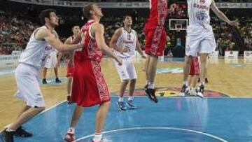 <b>RODILLO. </b>Borja Arévalo entra a canasta ante Rusia; detrás suyo observa la jugada Mirotic, que fue el mejor con 37 puntos y ocho rebotes.