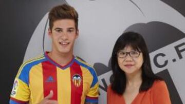 Foto cedida por el Valencia C.F. del delantero Santi Mina, procedente del Celta de Vigo, posando con la presidenta del Valencia Lay Hoon.