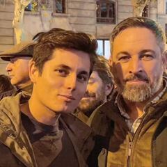 ¿Quién es Vito Quiles, el jefe de prensa de Alvise Pérez del que se pide dar con su paradero?