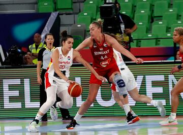 “Jugadora que ha dado un paso adelante estos últimos años. Un tiro a media distancia bastante infalible. Presencia intimidadora a nivel de poner tapones. Es larga. Pelea. Y entiende muy bien el juego. Se mueve muy bien sin el balón. Nos aporta justamente lo que necesitamos: nos desencalla con sus tiros en momento muy importantes”,