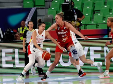 “Jugadora que ha dado un paso adelante estos últimos años. Un tiro a media distancia bastante infalible. Presencia intimidadora a nivel de poner tapones. Es larga. Pelea. Y entiende muy bien el juego. Se mueve muy bien sin el balón. Nos aporta justamente lo que necesitamos: nos desencalla con sus tiros en momento muy importantes”,