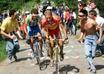 Ivan Gotti y Roberto Heras ascendiendo el Alto de Mortirolo en el Giro de Italia de 1999. Heras sólo participó en el Giro en la edición de ese año y se llevó una etapa. 
 