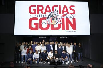 Foto de familia en la despedida de Diego Godín. 
