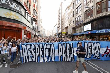 Protesta de la afición del Deportivo ante la sede de Abanca.