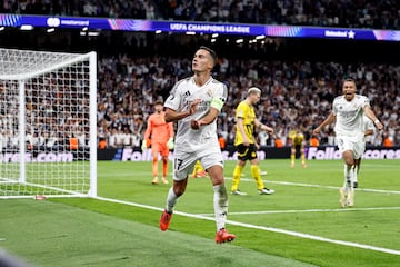 3-2. Lucas Vázquez celebra el tercer tanto que marca en el minuto 82 de partido.