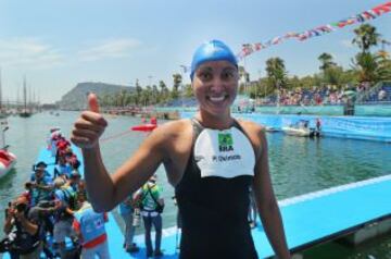 La nadadora brasileña, Poliana Okimoto, feliz tras ganar la medalla de oro en la prueba de 10 km de aguas abiertas.