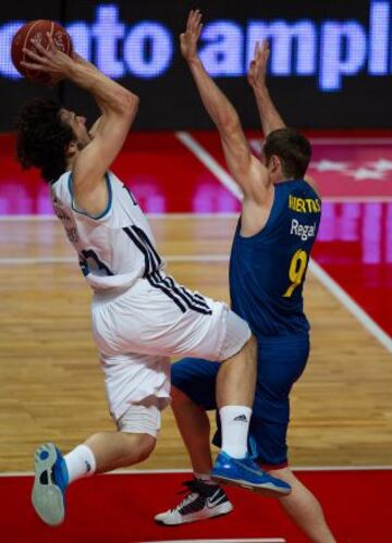 Sergio Llull entra a canasta ante la oposición de Marcelinho Huertas.