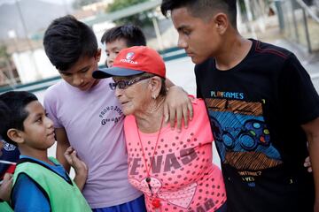 Maria Angelica Ramos a sus 92 años de edad, sigue entrenando a jovenes y niños en el distrito de Los Olivos en Lima, con la misma ilusión desde hace más de 40 años.