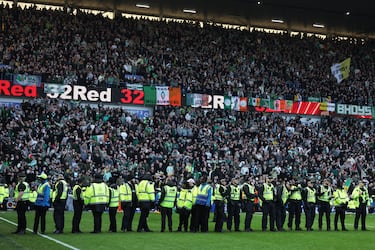 La eliminación del Rangers a manos del Celtic en el partido de Copa provocó la invasión de campo y la pelea de los seguidores de ambos equipos. La policía tuvo que intervenir.