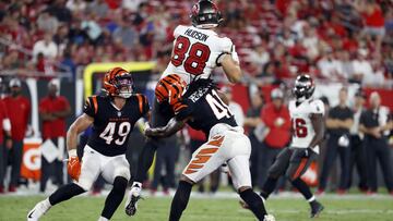 Aug 14, 2021; Tampa, Florida, USA; Tampa Bay Buccaneers tight end Tanner Hudson (88) catches the ball as Cincinnati Bengals linebacker Joe Bachie (49) and defensive back Trayvon Henderson (41) defend during the second half at Raymond James Stadium. Mandat