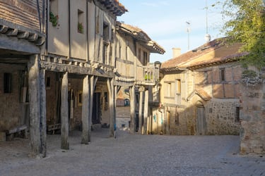 Este precioso pueblo soriano de menos de 50 habitantes está situado en la comarca de "Las Tierras del Burgo", a 31 Km de la ciudad de Soria. El conjunto histórico-artístico medieval que posee lo convierten en un lugar que te hace viajar en el tiempo. Sus calles empredradas, las casas de piedra y adobe con entramado de madera, sus chimeneas, su iglesia románica del siglo XI, los restos de murallas y el castillo de la localidad nos transportan a otra época. También destaca su entorno natural formando parte de la Reserva natural del "Sabinar de Calatañazor", un bosque de sabinas milenarias y uno de los más densos de Europa que el visitante no se puede perder. 