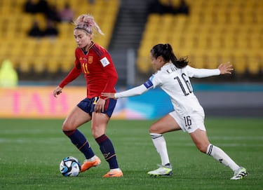Alexia Putellas de España en acción con Katherine Alvarado de Costa Rica.