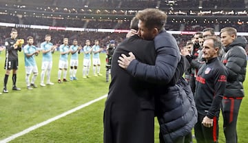 El ex jugador ha recibido en el Wanda Metropolitano un emotivo y merecido homenaje del Atleti, al que se ha sumado el Osasuna, equipo en el que también jugó. En la foto, Juanfran saluda a Simeone. 
