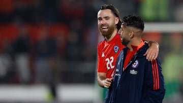 Futbol, Chile vs Paraguay.
Partido amistoso 2024.
Los jugadores de la seleccion chilena Ben Brereton, centro, y Mauricio Isla son fotografiados tras el partido amistoso contra Paraguay disputado en el estadio Nacional de Santiago, Chile.
11/06/2024
Andres Pina/Photosport
Football, Chile vs Paraguay.
2024 friendly match.
Chile’s players Ben Brereton, center, and Mauricio Isla are pictured after a friendly match against Paraguay at the National stadium in Santiago, Chile.
11/06/2024
Andres Pina/Photosport