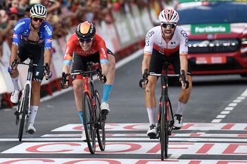 Jesus Herrada cruzando la meta como primero en la séptima etapa de La Vuelta.