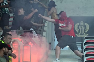 Brutal pelea entre los ultras del Niza y del Colonia en el partido de Conference League que ha dejado siete heridos, dos de ellos graves.  