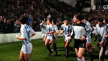 Los jugadores de la Real celebran con su p&uacute;blico la Supercopa de 1982.