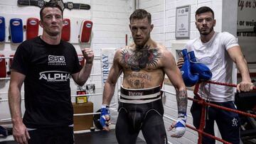Conor McGregor con su equipo tras un entrenamiento.