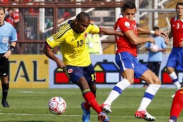 Futbol, Chile vs Colombia. 
Eliminatorias a Brasil 2014. 
El jugador de Chile Alexis Sanchez, derecha, disputa el balon contra Edwin Valencia de Colombia durante el partido jugado por las eliminatorias a Brasil 2014 jugado en el estadio Monumental.
Santiago, Chile.