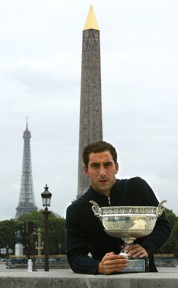 En pleno festival de la Armada en Roland Garros, Albert Costa (Lleida, 44 años) ganó a Gasquet, Davydenko, Gaudenzi, Kuerten, Cañas, Corretja y Ferrero, en otra final española que ganó en cuatro sets (6-1, 6-0, 4-6 y 6-3). "Es un gran campeón y ganará este torneo alguna vez y no sólo una, sino más", dijo Costa sobre su rival y no le faltaba razón en el hecho, sí en las veces. "Aún no he asimilado que he ganado, necesitaré tres o cuatro días", añadió el ganador, que llegaba en racha de títulos sobre tierra.