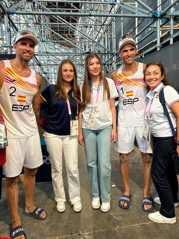 La Princesa de Asturias y la Infanta Sofía, junto a Pablo Herrera y Adrián Gavira tras su partido de vóley playa en las preliminares de los Juegos Olímpicos.