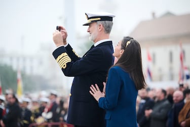 El Rey Felipe VI y la Reina Letizia asisten a la despedida del buque escuela Juan Sebastián de Elcano el 11 de enero de 2025 en Cádiz, España.