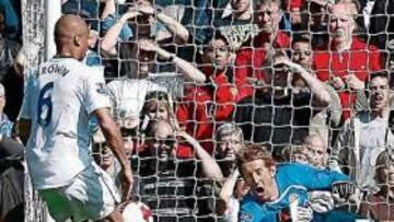 <b>CÓMPLICE. </b>Riera, que debutaba, es testigo directo del rechace de Brown que se convierte en gol.