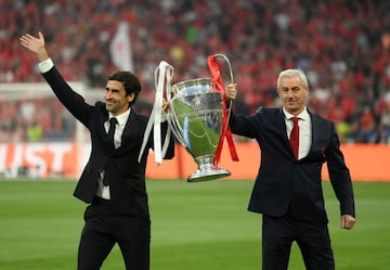 Raúl González y Ian Rush, con el trofeo de la Champions antes del inicio del encuentro. 