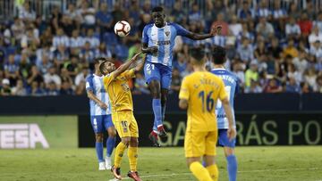 Alfred N&#039;Diaye disputa un bal&oacute;n a&eacute;reo durante el M&aacute;laga - Alcorc&oacute;n.