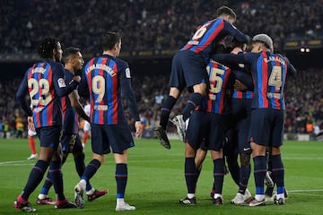 1-0. Los jugadores del Barcelona celebran con Jordi Alba el primer tanto.