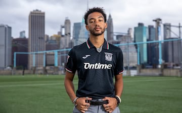 Un modelo luce la camiseta del Leganés con el 'skyline' de Manhattan al fondo. 