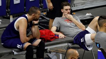 GRAF823. MADRID, 29/06/2021.- Pau (d) y Marc Gasol durante el entrenamiento que celebr&oacute; la selecci&oacute;n espa&ntilde;ola de baloncesto de cara al partido que disputar&aacute; ante Ir&aacute;n en Valencia el pr&oacute;ximo s&aacute;bado dentro de la gira preol&iacute;mpica del equipo, este martes en el Wizink Center de Madrid. EFE/ Chema Moya