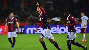 El jugador del Bolonia, Adam Masina, celebrando un gol.